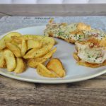 Csirkemell fokhagymás-sonkás töltelékkel steak burgonya